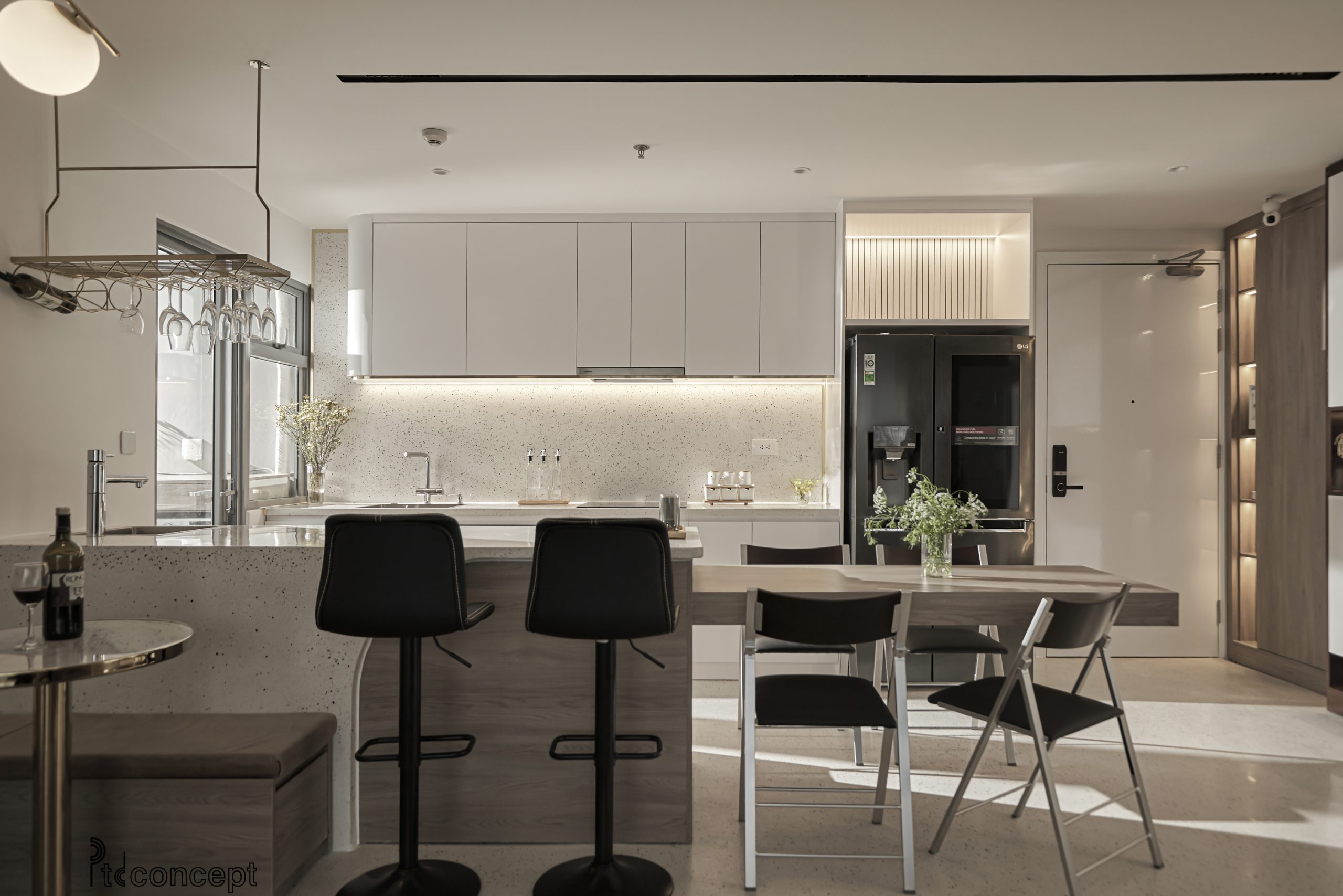 Khu bếp và bàn ăn căn hộ Palm Heights với hệ tủ kịch trần, ảnh thực tế sau bàn giao