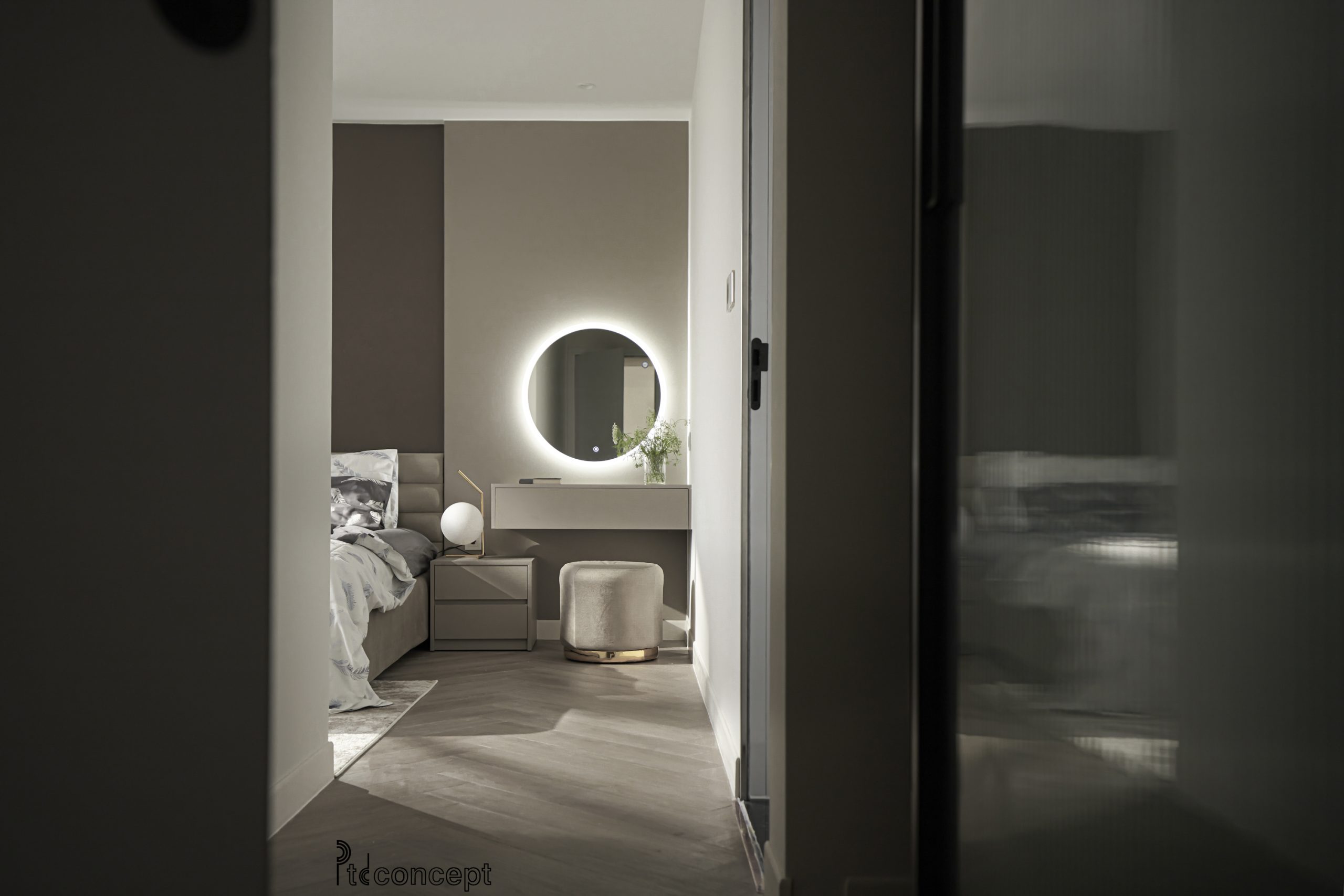Khu vực bàn trang điểm căn hộ Palm Heights với gương tròn và chiếu sáng viền, ảnh thực tế