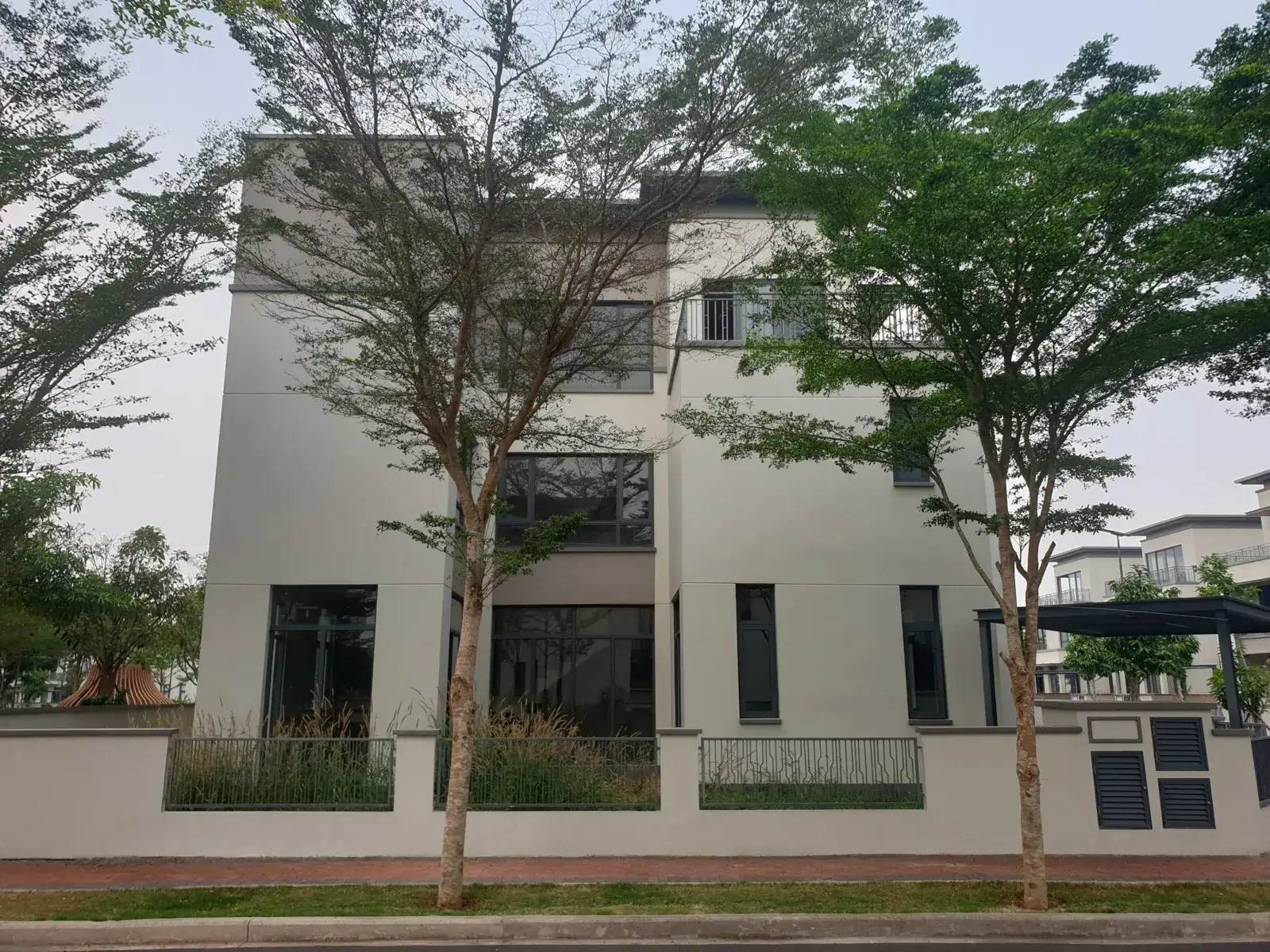 Mặt bên biệt thự Swan Park với mảng kính lớn