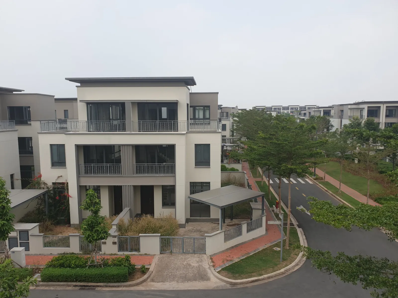 Biệt thự song lập Swan Park The Garden Town lúc bàn giao, vỏ nhà hiện đại mái bằng