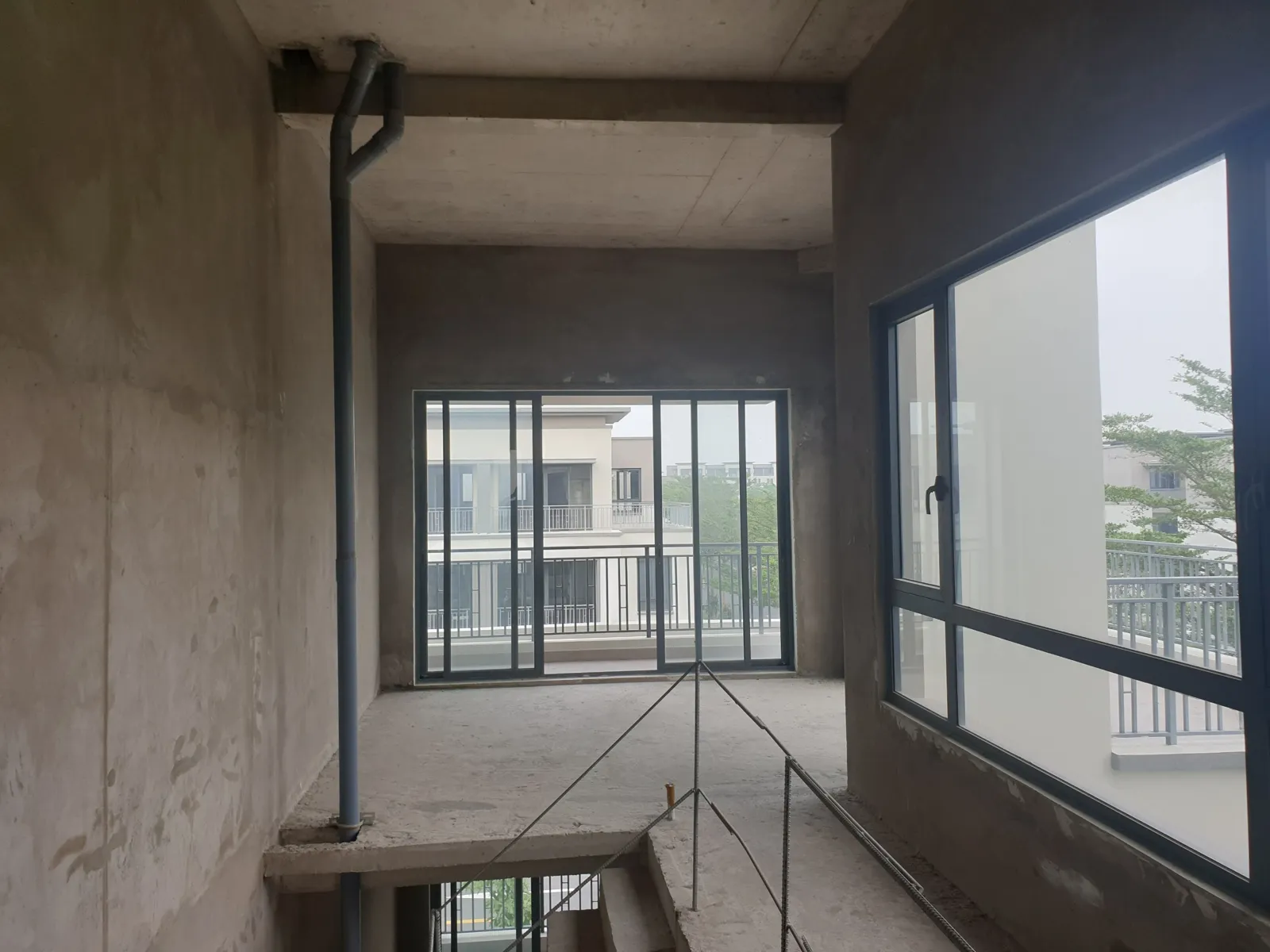 Tầng lầu biệt thự Swan Park lúc bàn giao, cửa kính trượt ra ban công